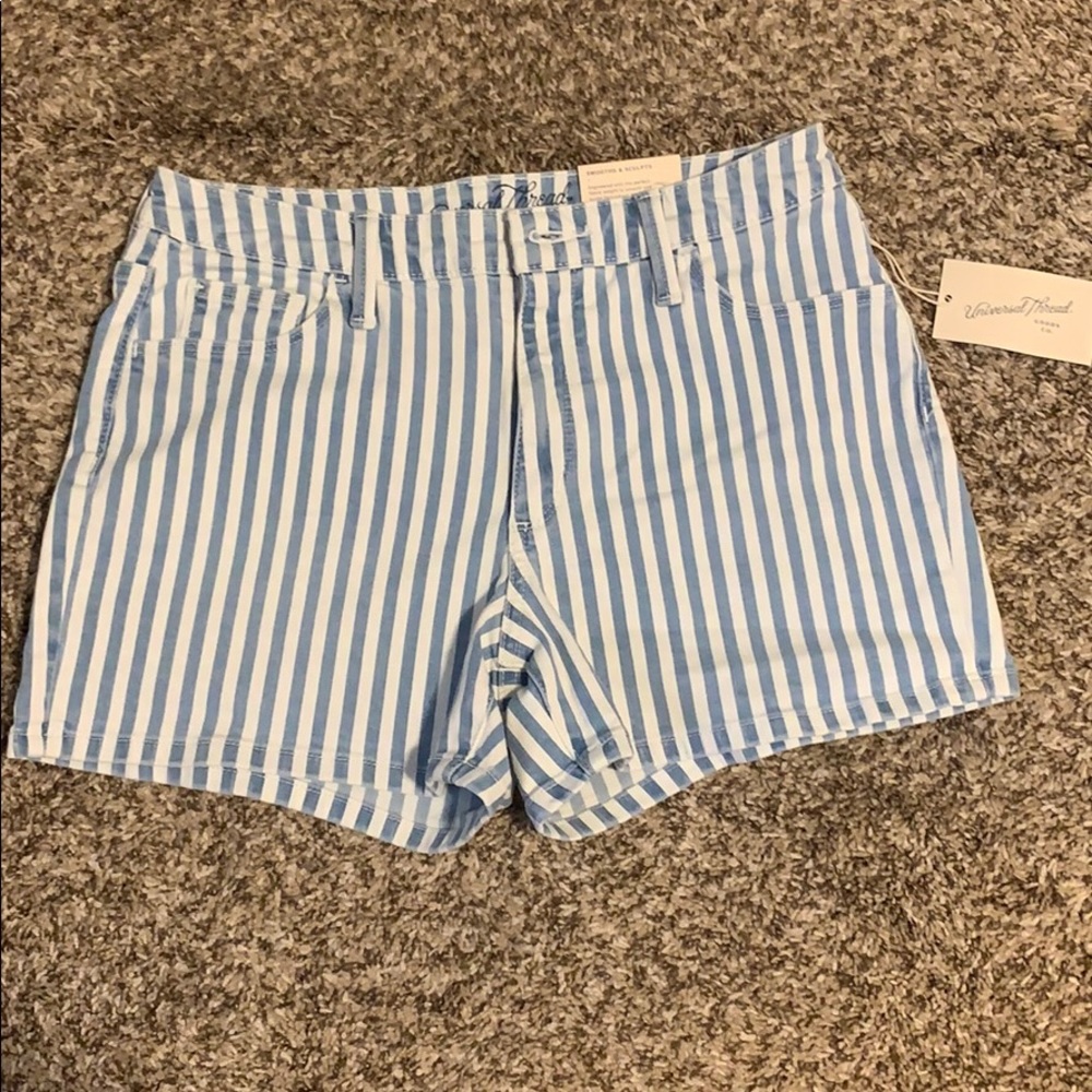 Cute striped shorts!
